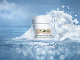 Kategoriebild Gesichtspflege von La Mer: Ein weißer Cremetiegel steht auf einer Eisformation im Meer, umgeben von Wasser und kühler, maritimer Atmosphäre.