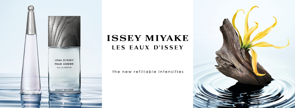 Werbung für die nachfüllbaren Düfte von Issey Miyake. Links zwei Parfumflakons auf einer Wasseroberfläche – ein hoher, konischer Flakon und ein eckiger Flakon mit metallischer Kappe. In der Mitte das Logo 'ISSEY MIYAKE LES EAUX D’ISSEY' mit dem Schriftzug 'the new refillable intensities'. Rechts ein Stück Treibholz mit einer gelben Blüte, das auf dem Wasser schwimmt.