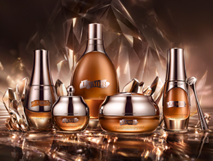 Kategoriebild der La-Mer-Linie The Genaissance: Goldfarbene Pflegeprodukte stehen arrangiert vor einem warm schimmernden, eleganten Hintergrund.