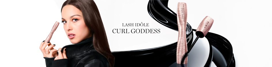 Lancôme Lash Idôle Curl Goddess Mascara mit Model in schwarzer Lederjacke und roségoldener Mascara vor geschwungenem schwarzem Designelement