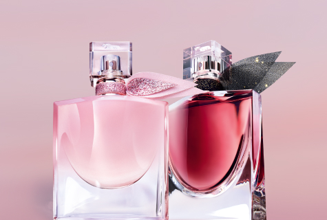 Zwei Parfumflakons von Lancôme La Vie Est Belle Vanille Nude in zarten Rosa- und Beerentönen vor einem rosafarbenen Hintergrund.