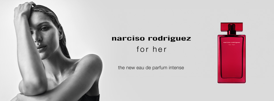 Werbung für das Parfum 'narciso rodriguez for her – the new eau de parfum intense'. Links eine Frau in Schwarz-Weiß mit nasser Haut und zurückgelegtem Arm, die sinnlich in die Kamera blickt. Rechts ein roter, rechteckiger Parfumflakon mit schwarzer Aufschrift auf grauem Hintergrund.